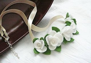 Náhrdelníky - Náhrdelník-biele ružičky - 5501515_