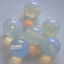 Minerály - Opál biely-1ks (12mm s pol-otvorom) - 5502328_