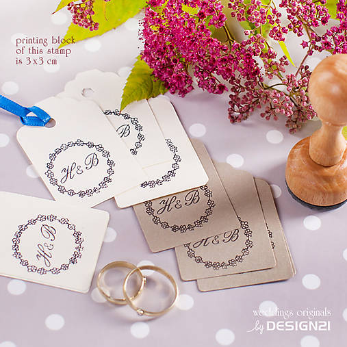 Materiál ručne robený - Veniec z kytek: monogramová pečiatka prům. 3 cm - 5538743_