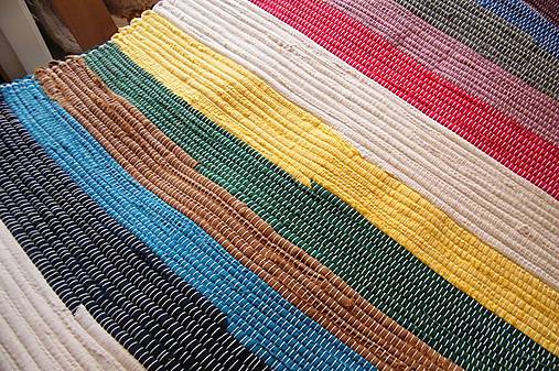 Tkaný koberec pestrofarebný