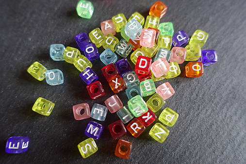 Korálky - Písmenká Mix Farebné Kocky 6x6x6 / 100ks - 5703365_