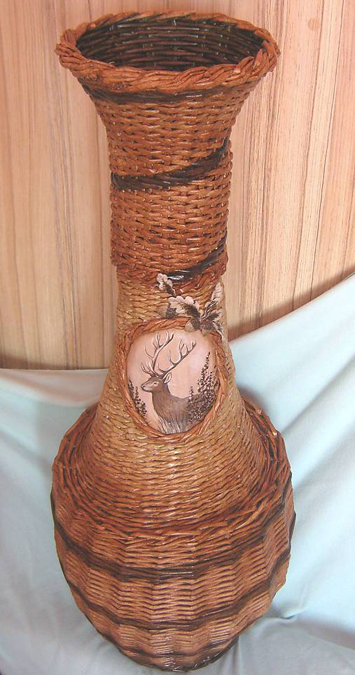 Pletená váza s poľovníckym motívom