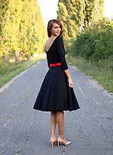 Šaty - Šaty s kruhovou sukňou a výstrihom na chrbte - 5843776_