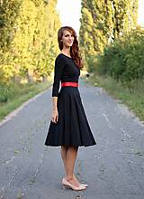 Šaty - Šaty s kruhovou sukňou a výstrihom na chrbte - 5843780_