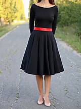 Šaty - Šaty s kruhovou sukňou a výstrihom na chrbte - 5843781_