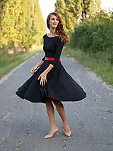 Šaty - Šaty s kruhovou sukňou a výstrihom na chrbte - 5843783_