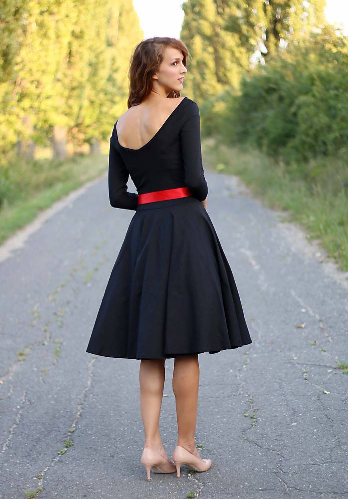 Šaty s kruhovou sukňou a výstrihom na chrbte