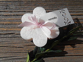 Darčeky pre svadobčanov - svadobná kvetinka so zdobenou menovkou - 5885098_