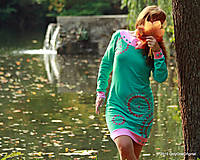 Šaty - Šaty úpletové s ozdobnými gombíkmi, farbené a maľované MONETKY - 5887288_