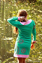Šaty - Šaty úpletové s ozdobnými gombíkmi, farbené a maľované MONETKY - 5887293_