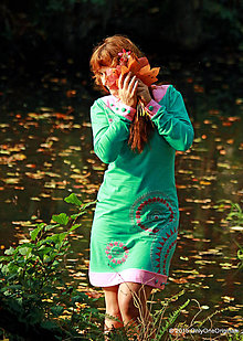 Šaty - Šaty úpletové s ozdobnými gombíkmi, farbené a maľované MONETKY - 5887277_