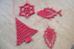 Dekorácie - Červené háčkované vianočné dekorácie - 5887284_