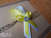 svadobné pierko so žltým perím