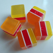 Korálky - Živicové korálky-kocka-1ks (10mm-žltá/or/červená) - 5920124_