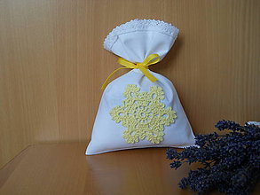 Úžitkový textil - Levanduľové vrecúško s bledožltou vločkou - 5950492_