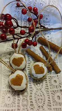 Dekorácie - Vianočné oriešky so škoricovými srdiečkami - 5970201_