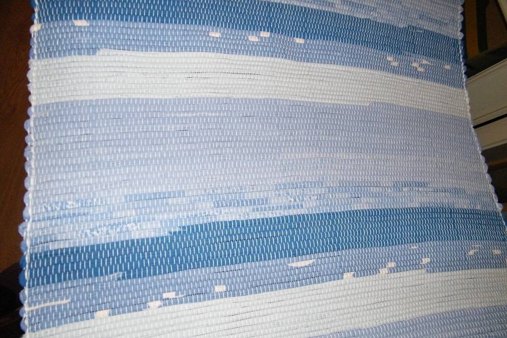Tkaný koberec modro ladený