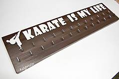 karate..vešiak na medaily