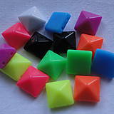 Korálky - Pyramídky plast 10x10mm-MIX-30ks - 6019752_