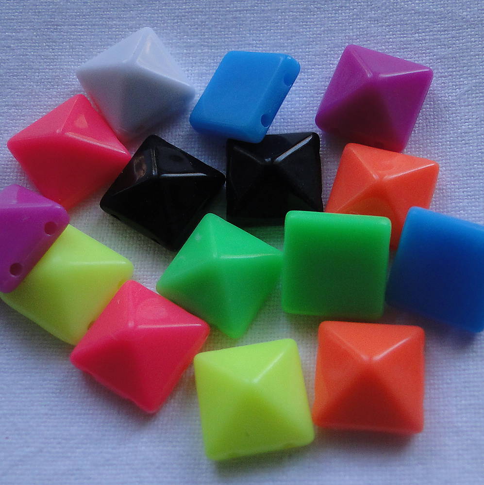 Pyramídky plast 10x10mm-MIX-30ks