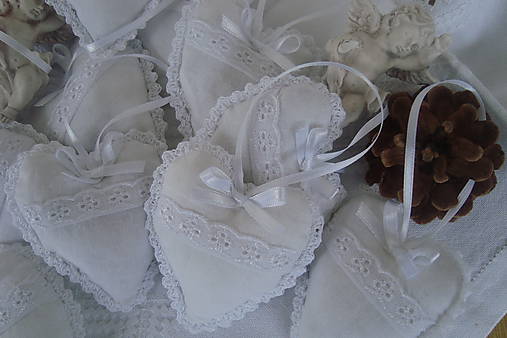 Dekorácie - Vianočné srdiečka,biela klasika... - 6132807_