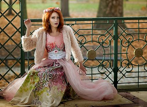 Šaty - šípková Ruženka - maľba na spoločenských šatách - 6156087_