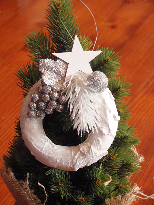 Dekorácie - *Ozdoba na stromček - bielo strieborný venček - 6201263_