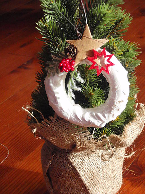 Dekorácie - Ozdoba na stromček - bielo červený venček - 6201281_