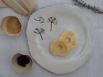 Nádoby - Keramický tanier biely s muškátovým lístkom - 6246993_