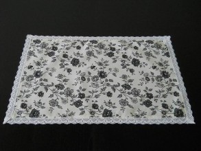 Úžitkový textil - Šedo čierne ružičky s krajkou - 6263580_