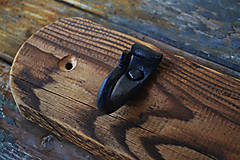 Tmavý drevený vešiak s kovanými háčikmi