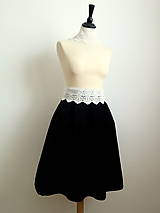 Vintage zamatová skladaná sukňa s čipkou