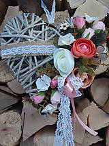 Dekorácie - Srdce s ružovými kvetmi a drevenými ozdobami - 6295131_