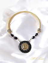 Náhrdelníky - Háčkovaný náhrdelník so šitým príveskom "Black Queen" - 6350040_