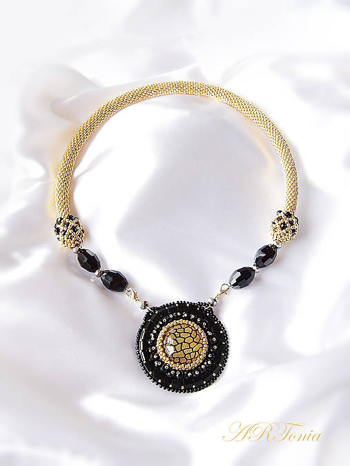 Náhrdelníky - Háčkovaný náhrdelník so šitým príveskom "Black Queen" - 6350040_