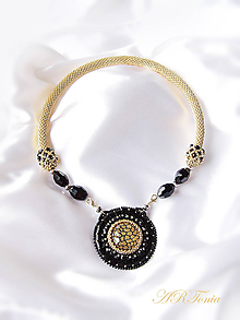 Náhrdelníky - Háčkovaný náhrdelník so šitým príveskom "Black Queen" - 6350040_