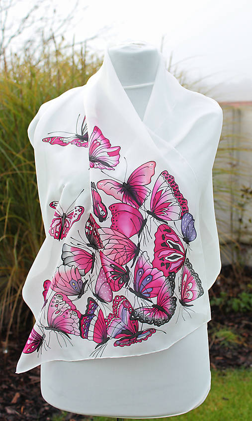 Ručne maľovaná hodvábna šatka s motýľmi - Motýlí žúr-cyklámen