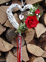 Dekorácie - Srdiečko s červenými ružami a stuhami - 6356357_