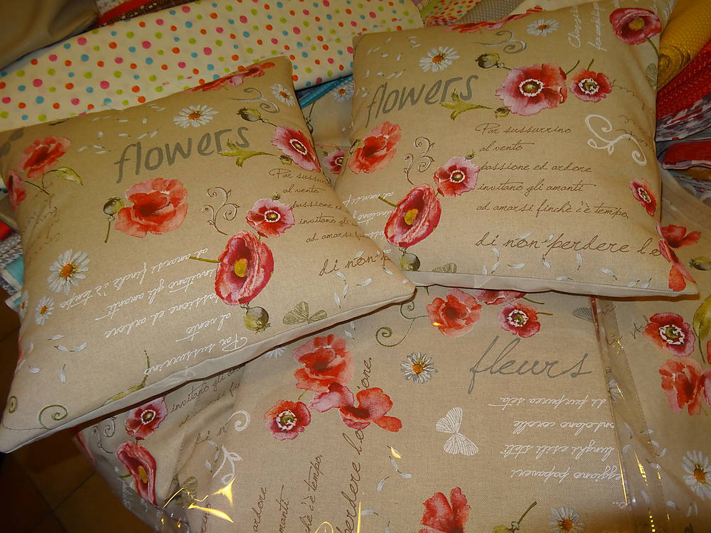 vankúše a obrus na želanie prekrásne červené maky s písmom :)