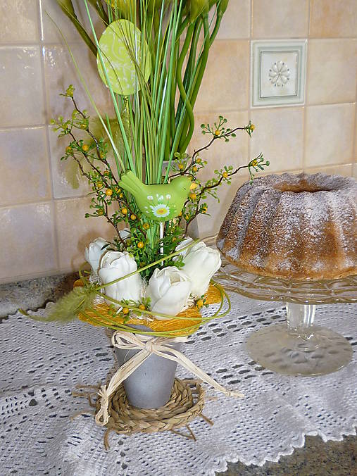  - Jarná dekorácia s bielymi tulipánmi - 6502232_