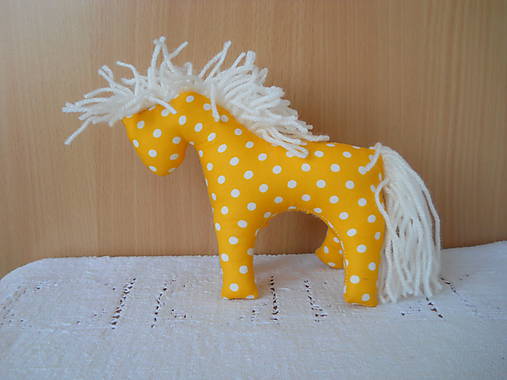 Ponny - žltý bodkovaný s bielou hrivou