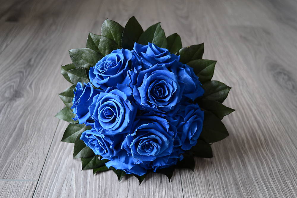 Svadobná kytica z modrých stabilizovaných ruží / Alonia - SAShE.sk