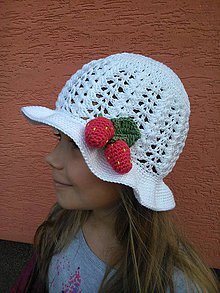 Detské čiapky - Háčkovaný klobúčik jahodový - 6585812_