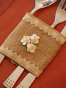 Úžitkový textil - Jutový držiak na príbor s ružičkami - 6603840_