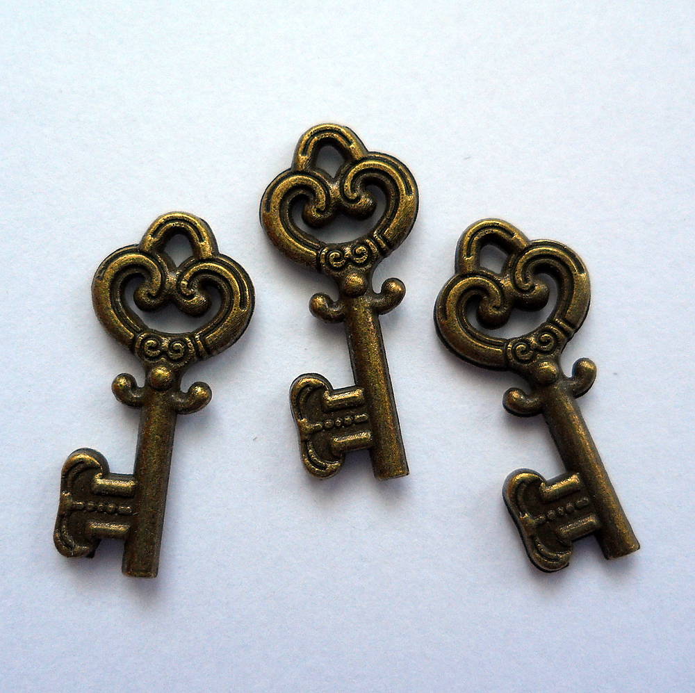 Kovový prívesok kľúčik -1ks (9x20mm-st.mosadz)