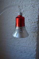 Dekorácie - Zvončeky na stromček červeno-biele s motívom polhviezdy - 6657445_