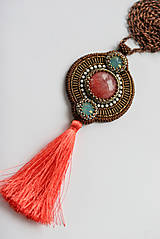 Náhrdelníky - Vyšívaný náhrdelník so strapcom, Swarovski, rodochrozit, štras - 6659664_