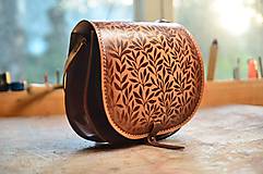 Kabelky - kabelka kožená lovecká /saddle bag ARTEMIS, vzor Bylinky, hnedá  - 6749847_