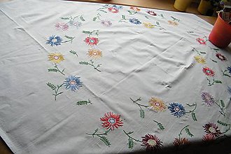 Úžitkový textil - Vyšívaný obrus s kvietkami - 6771659_