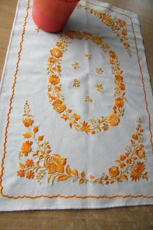 Úžitkový textil - Vyšívaný oranžovo-žltý obrus - 6776067_